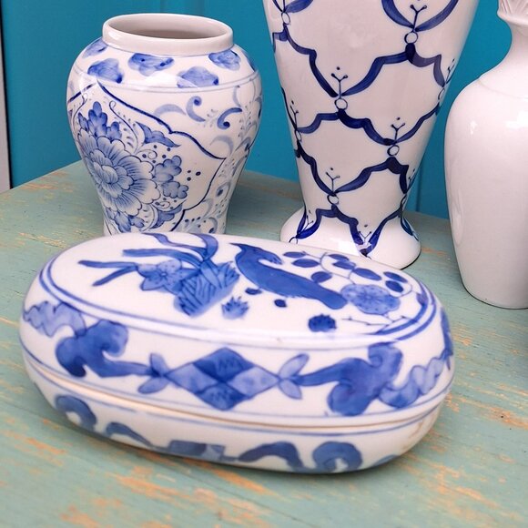 Vintage Porcelain Box Chinoiserie Blue and White Bird Lid Handmade Glass Ceramic - Picture 8 of 17